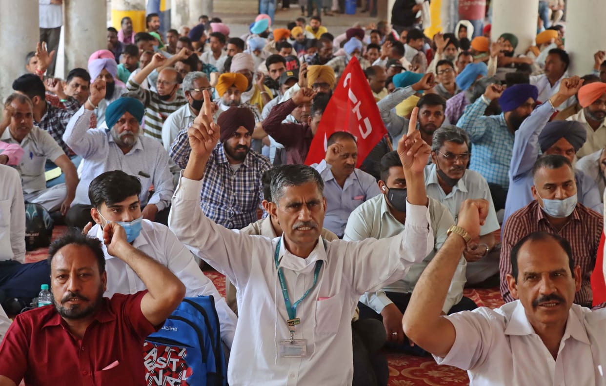 Employees rally against privatization
