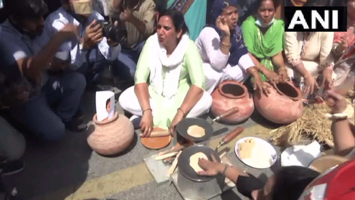 Delhi: Congress demonstrated against rising prices of petrol diesel and LPG