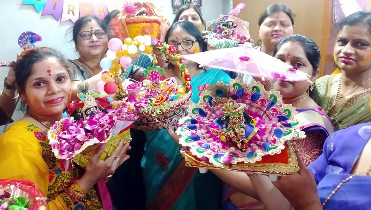 Women made a splash in Holi Milan