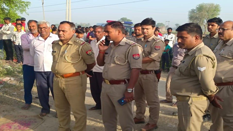 boyfriend ran away leaving the woman dead body near the drain in firozabad