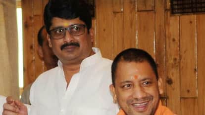 SP Chief Akhilesh Yadav Laughed At Raja Bhaiya Speech  In UP Vidhan Sabha Know What All News In Hindi