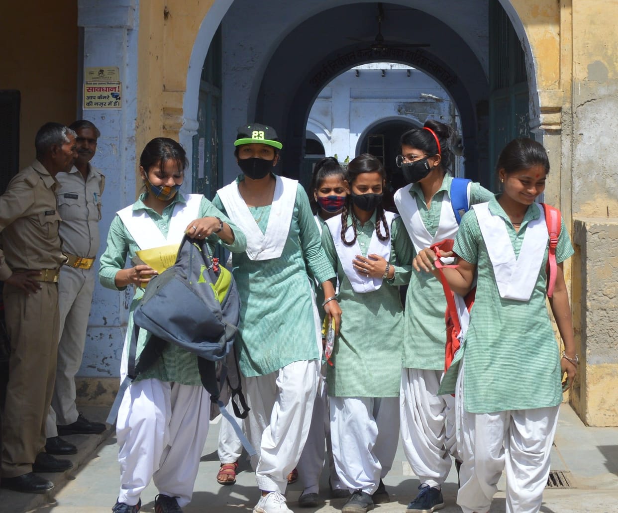 Hathras: 2096 students took the examination of Sanskrit and painting