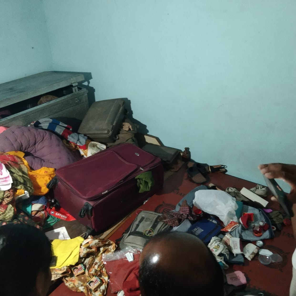 Thieves took goods worth lakhs from the house of the inspector