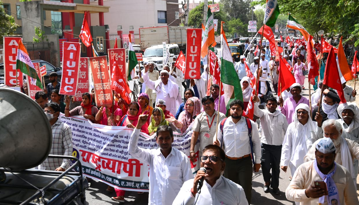 Strike : Buses did not run, passengers kept getting upset, consumers returned without working in Banks