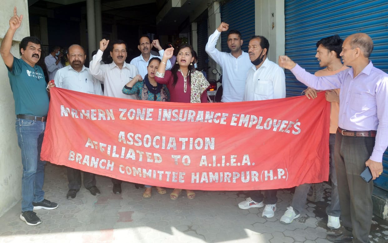 Workers, workers and employees demonstrated in view of the strike