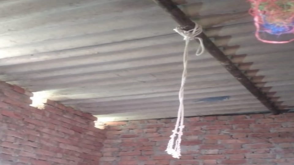 mysteriously dead body of a youth found hanging in govindpuri