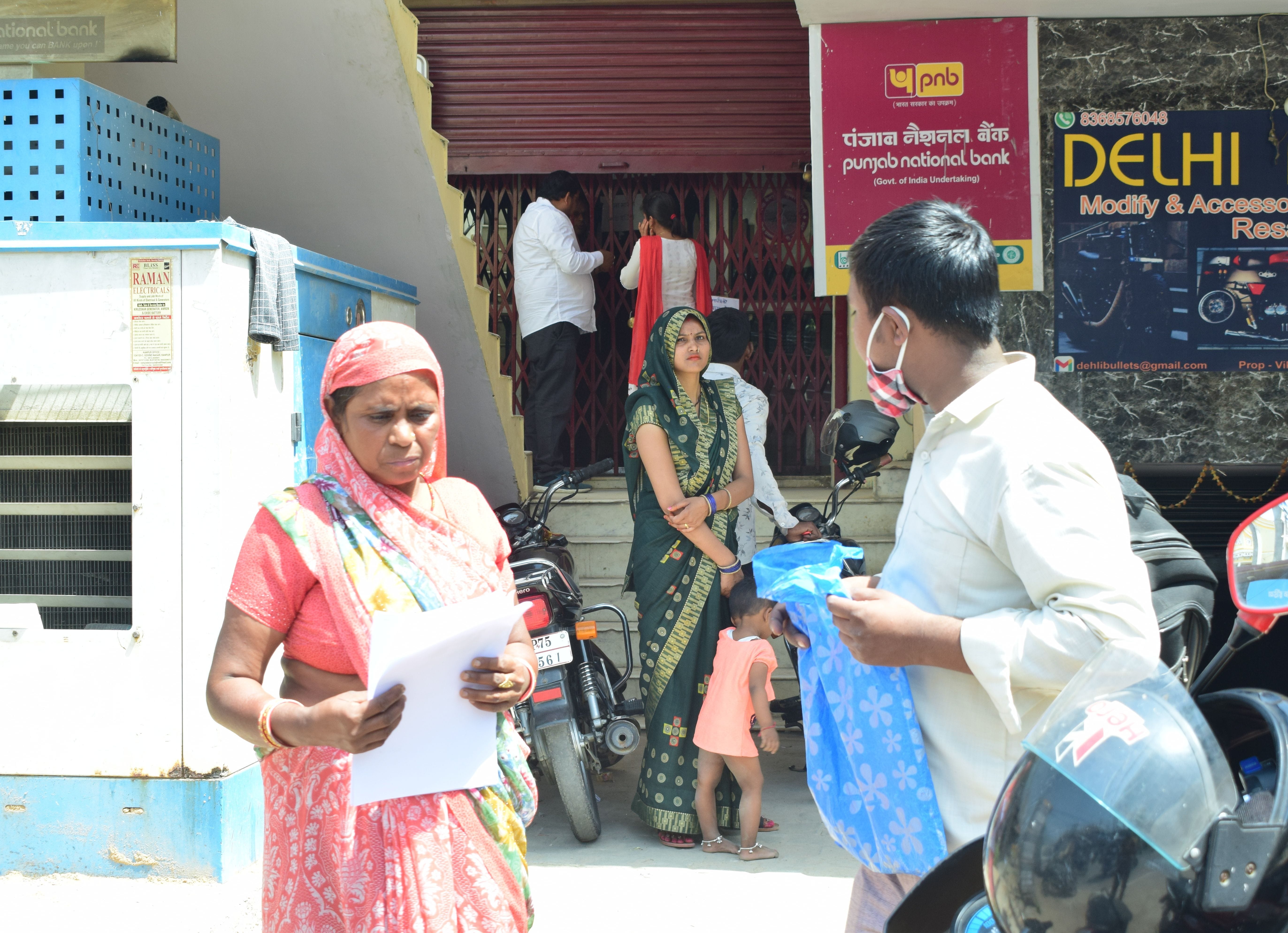 bank workers on strike for the second day