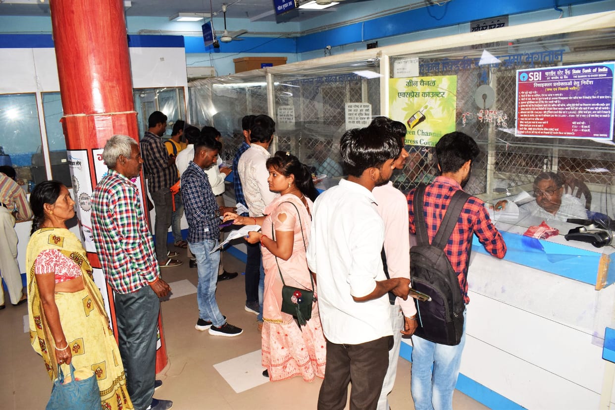 Locks hanging on 200 bank branches affected transactions of 100 crores
