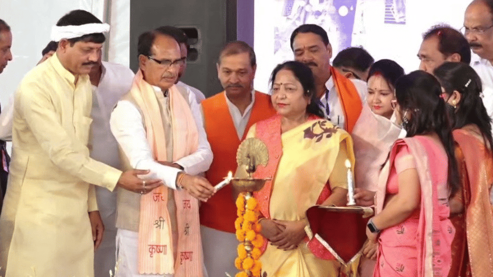 Narendra Modi  Grih Pravesh  PM Awas Yojana is positively impacting many lives. Interacting with the beneficiaries in Madhya Pradesh.