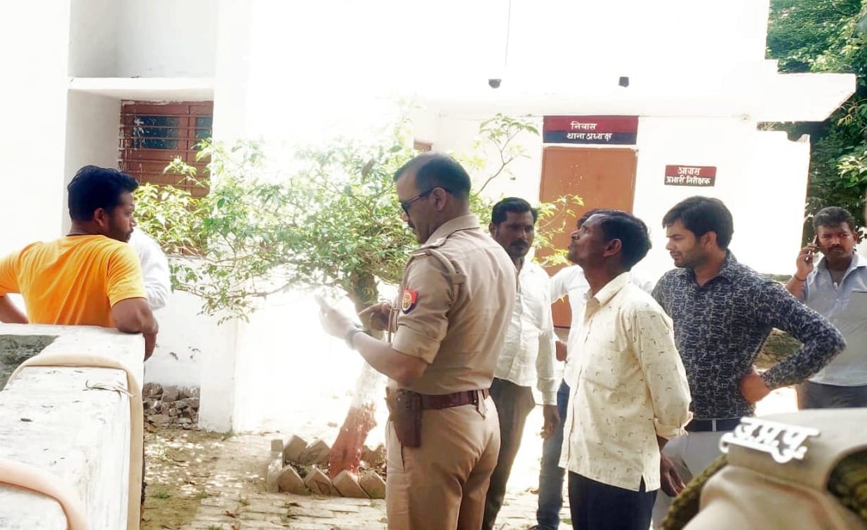 Budaun: When the lineman's bike was challaned the electricity department cut off the illegal connections of the police station