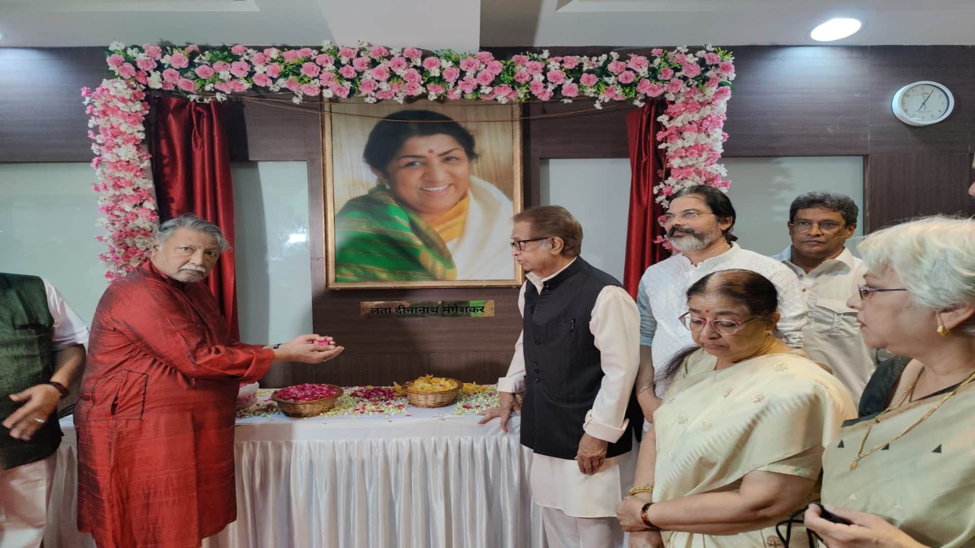 Lata Mangeshkar: Asha Bhosle gets emotional after remembering her elder sister said Now we have become orphans