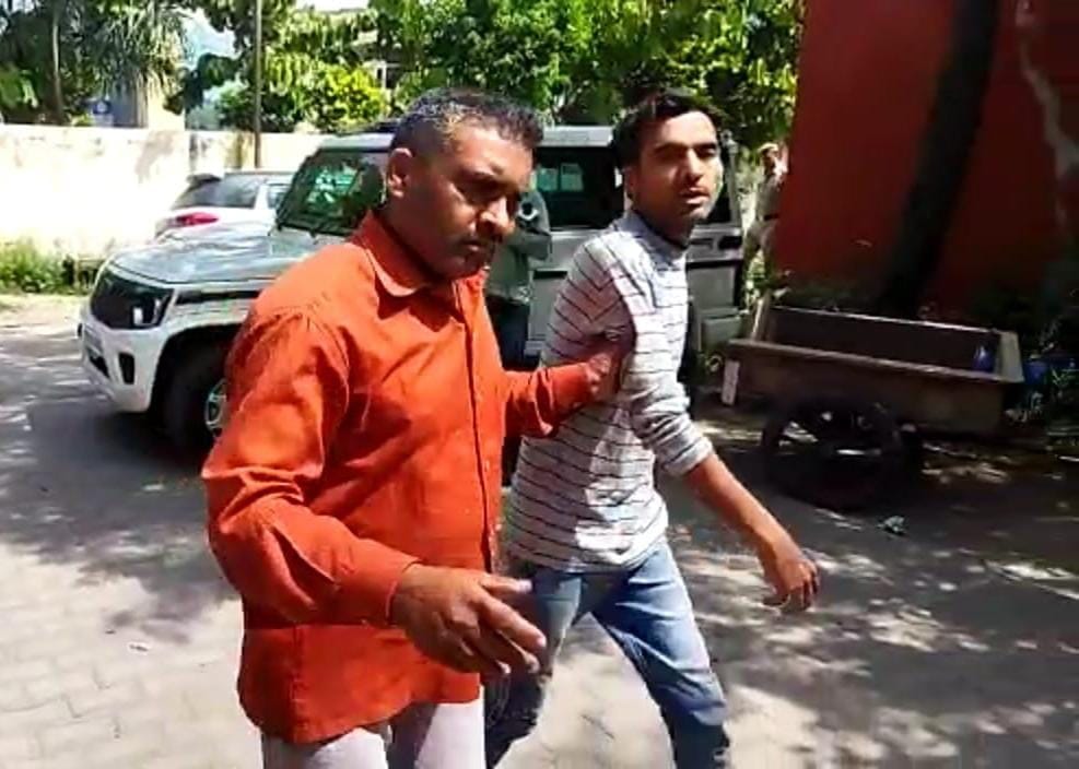 The drunkard sat on the banks of the canal and gave fake information about his kidnapping to the Delhi Police, the police caught