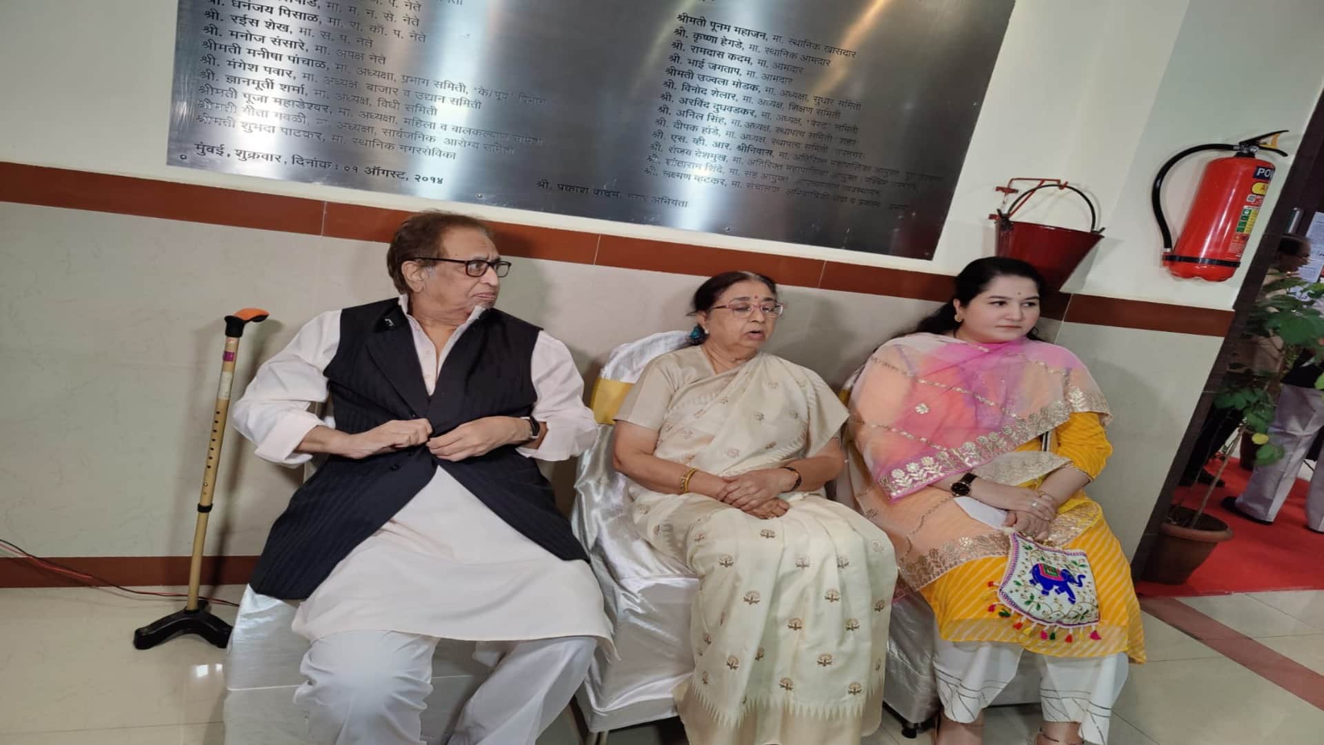 Lata Mangeshkar: Asha Bhosle gets emotional after remembering her elder sister said Now we have become orphans