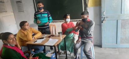 वैक्सीनेशन लगवाता लंबलू स्कूल का विपिन।