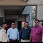 बैंक मैनेजर के घर में मौजूद लोकायुक्त की टीम।