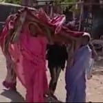 खाट पर शव ले जाती महिलाएं।