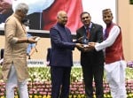 दिल्ली में राष्ट्रपति से तृतीय राष्ट्रीय जल शक्ति पुरस्कार लेते उप परियोजना निदेशक डॉ. शिव कुमा?