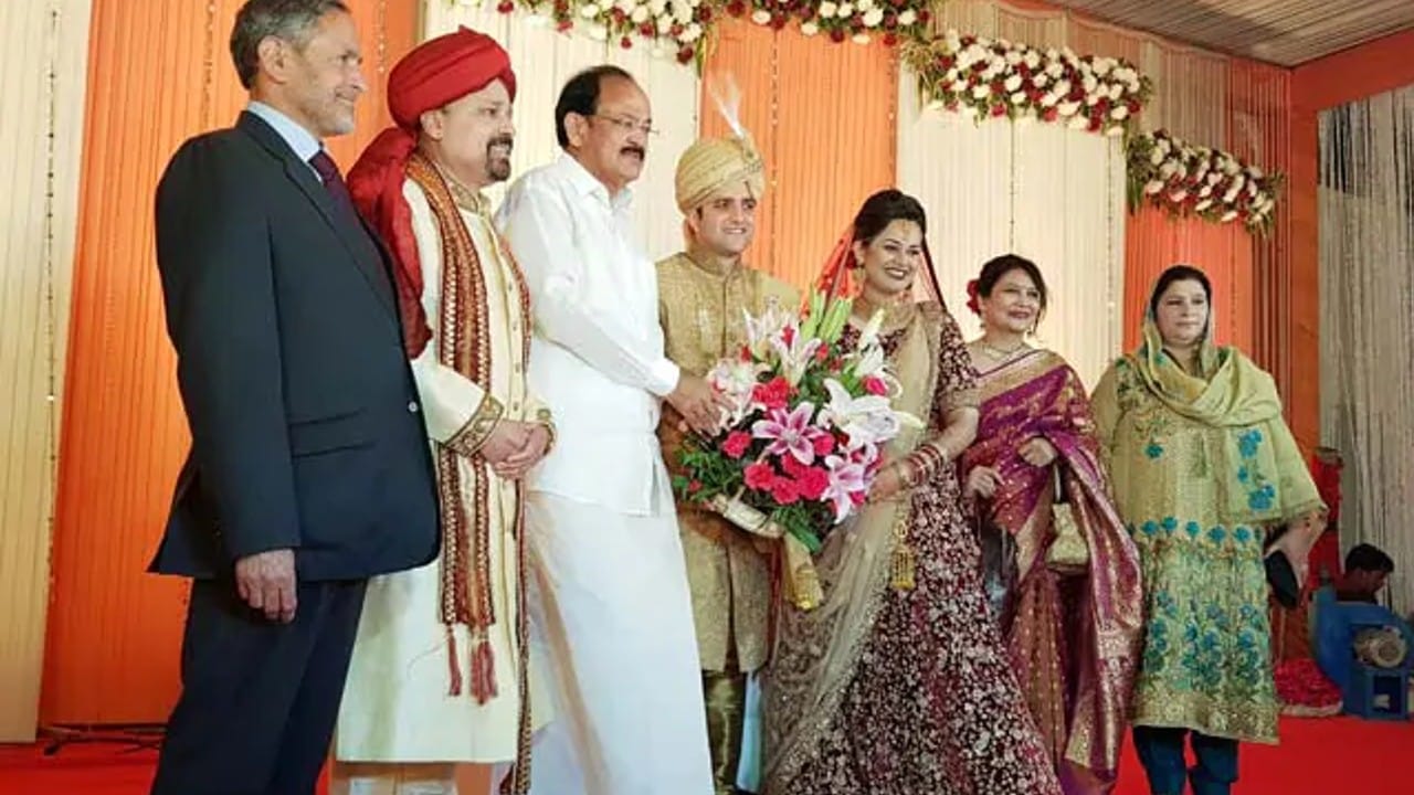 IAS Topper Tina Dabi Second Marriage Ex-husband Athar Khan Released Two Pictures News in Hindi