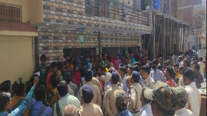 Gwalior: Bulldozer ran at the house of the accused of raping a minor, the relatives came out in protest, raised slogans against the administration