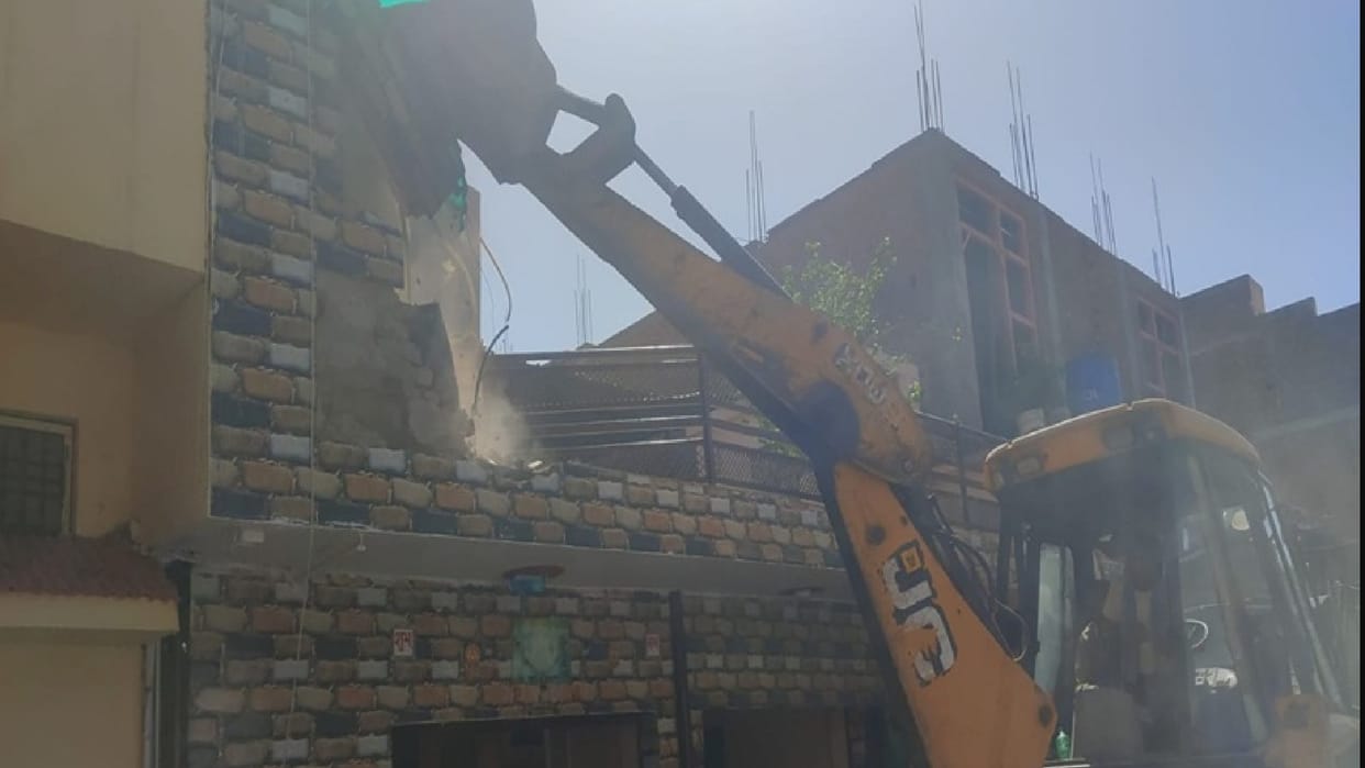 Gwalior: Bulldozer ran at the house of the accused of raping a minor, the relatives came out in protest, raised slogans against the administration