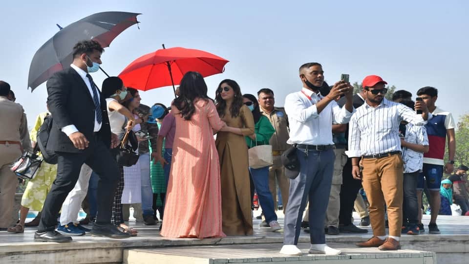 Yami Gautam and nimrat kaur Visits Taj Mahal During screening of film dasvi