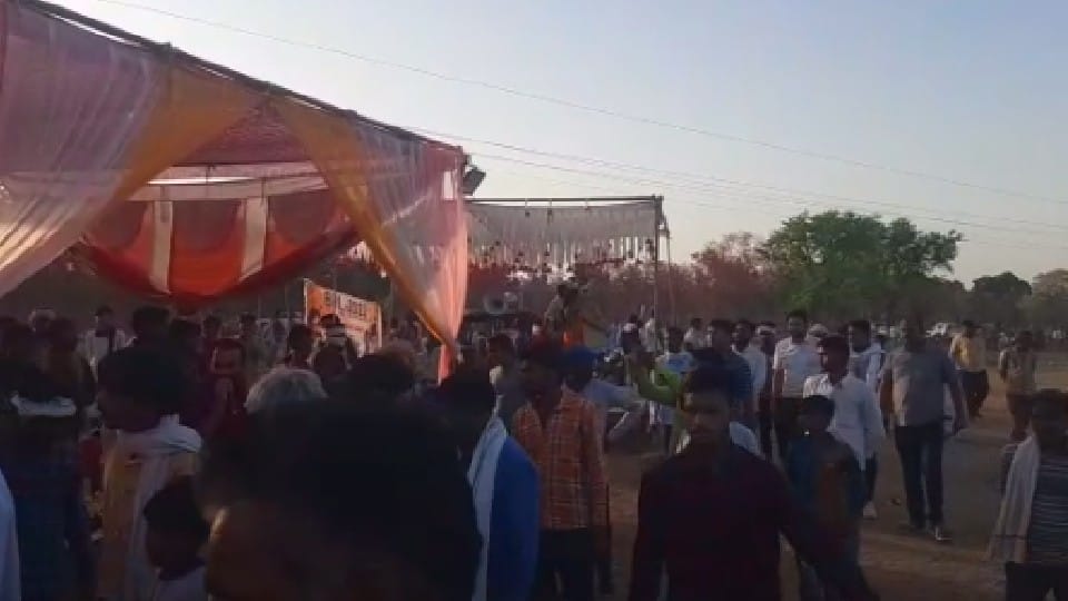 Cheer leaders in Chhatarpur: Cheer girls thronged the Bamitha Premier League, people kept watching them leaving the match