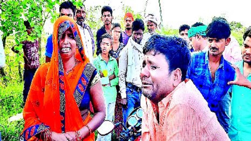 Bike riders snatched a bag full of cash worth1.38 lakh from the couple in mainpuri 