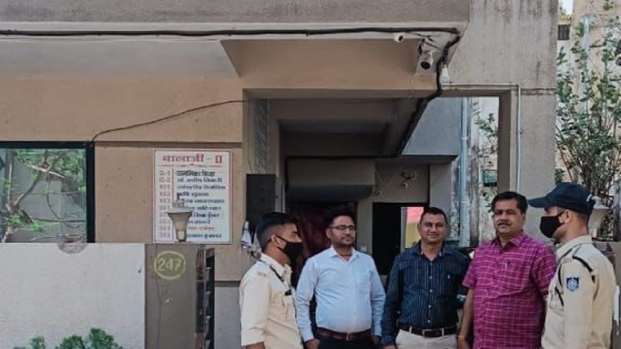 Indore: Disclosure of crores of black money from Narmada Jhabua bank manager's house, four teams of Lokayukta engaged in investigation