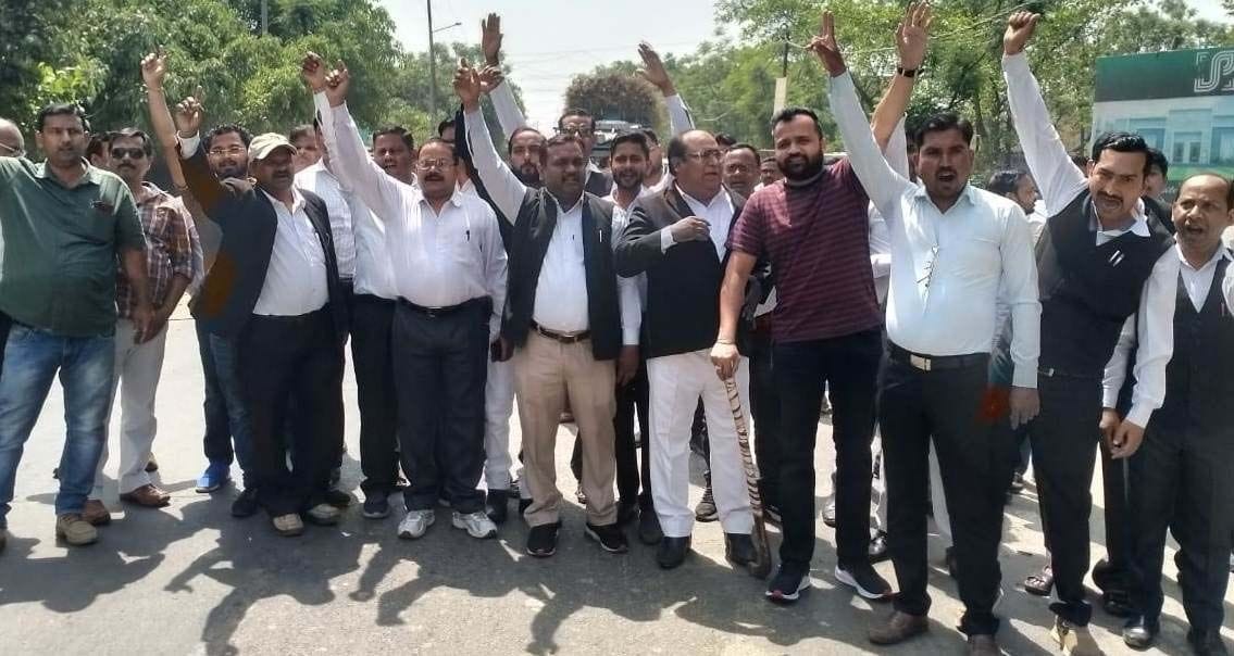 Advocates jammed in protest against the police