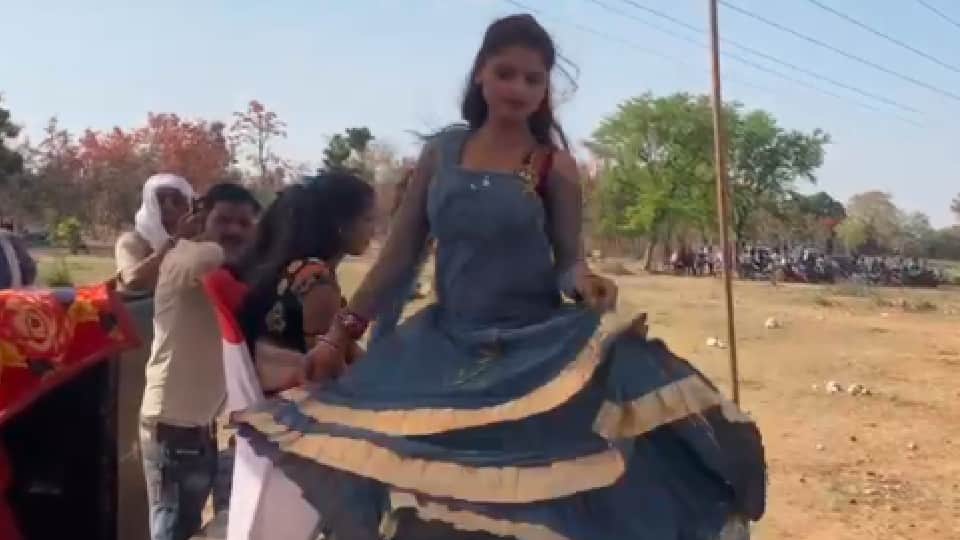 Cheer leaders in Chhatarpur: Cheer girls thronged the Bamitha Premier League, people kept watching them leaving the match