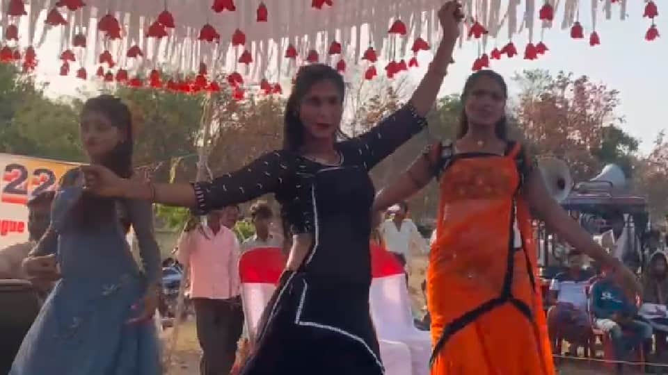 Cheer leaders in Chhatarpur: Cheer girls thronged the Bamitha Premier League, people kept watching them leaving the match