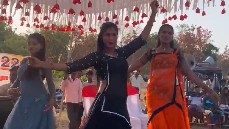 Cheer leaders in Chhatarpur: Cheer girls thronged the Bamitha Premier League, people kept watching them leaving the match