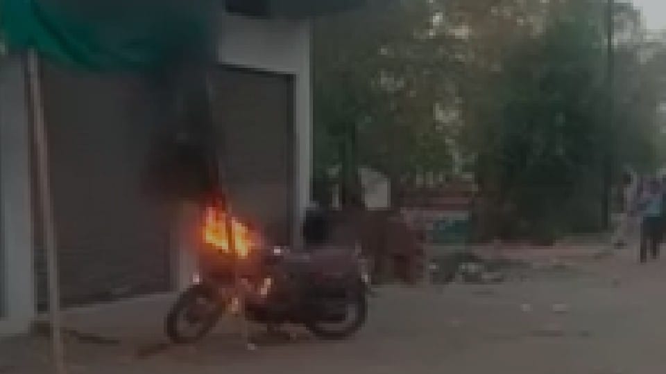 Chhatarpur: criminal set fire to grocery shop operator's Bike over money transaction