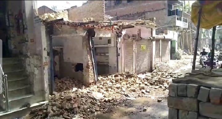 Death of a child trapped in debris due to wall collapse, chaos
