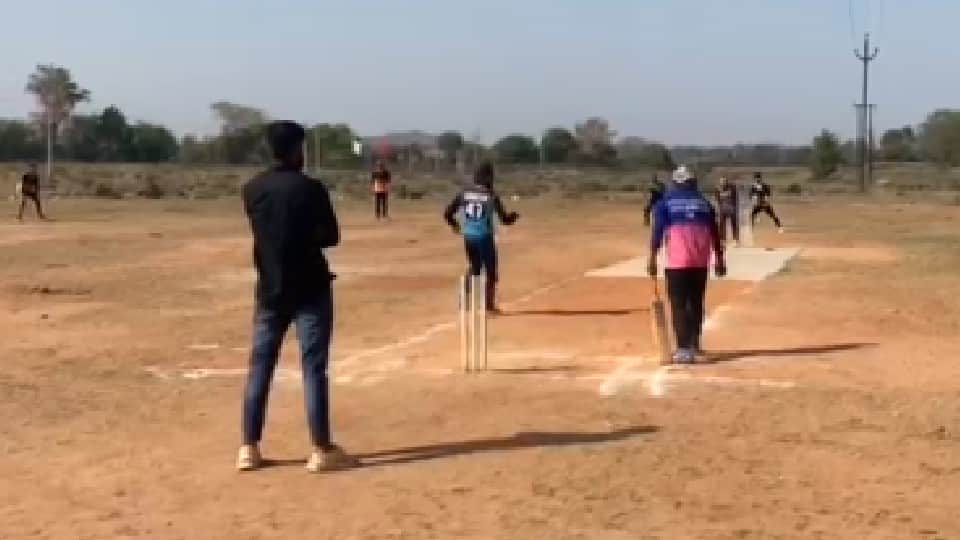 Cheer leaders in Chhatarpur: Cheer girls thronged the Bamitha Premier League, people kept watching them leaving the match