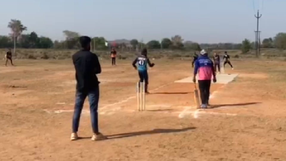 Cheer leaders in Chhatarpur: Cheer girls thronged the Bamitha Premier League, people kept watching them leaving the match