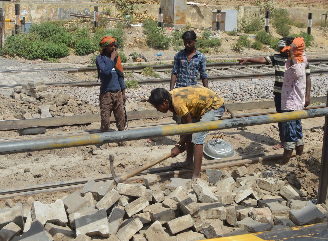 Hathras: Electricity cotton mill gate closed, people struggling with jam