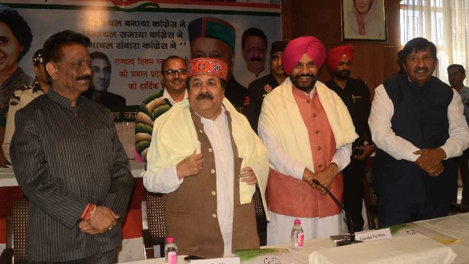 Himachal Congress: gutbazi came out openly in front of the state in-charge Shukla, many leaders did not reach the meeting