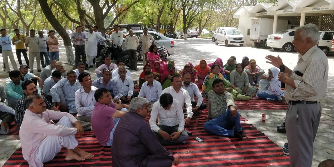 Protest continues in GJU: Email sent to Governor and CM regarding the demand of Permanent Vice Chancellor