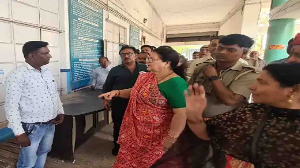 Occupation of touts on birth-death certificate office in kanpur