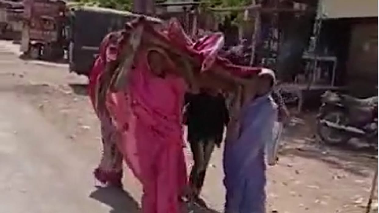 Bad health services in MP: Ambulance not found carrying dead body of elderly woman, women arrived with dead body in cot