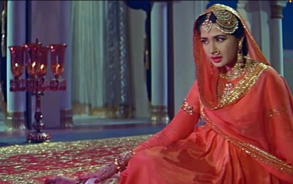 Meena Kumari death anniversary she started acting age of seven Know about the career and life of tragedy queen