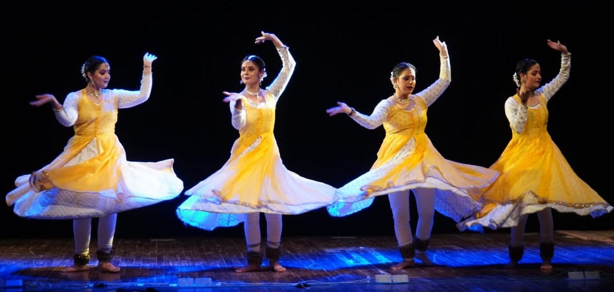 A glimpse of Birju Maharaj's Kathak dance was seen in the drama stage