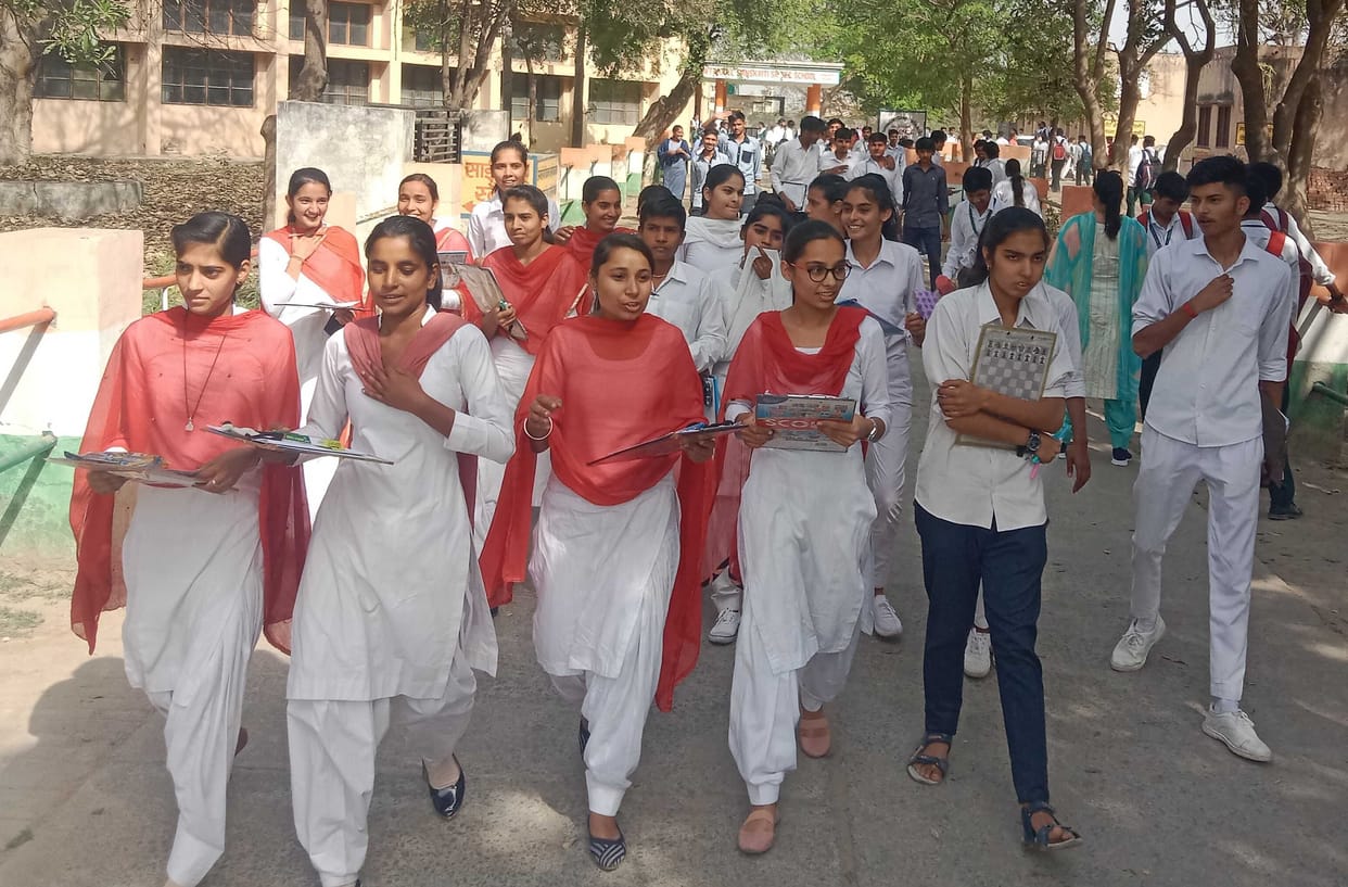 Student weak in Hindi too, case made on 11 copycats on first day