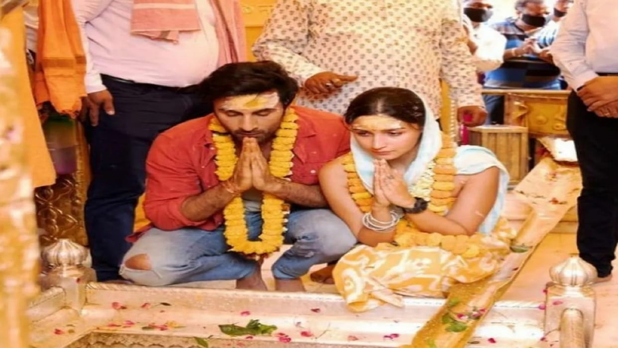 Actor Ranbir and actress Alia reached Kashi Vishwanath temple