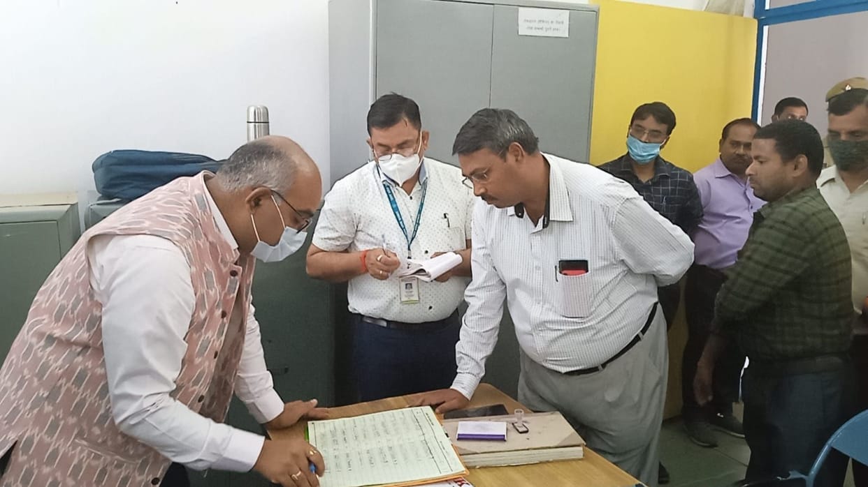 Kanpur Dehat : Salary of 22 employees including the absent Additional Chief Officer stopped