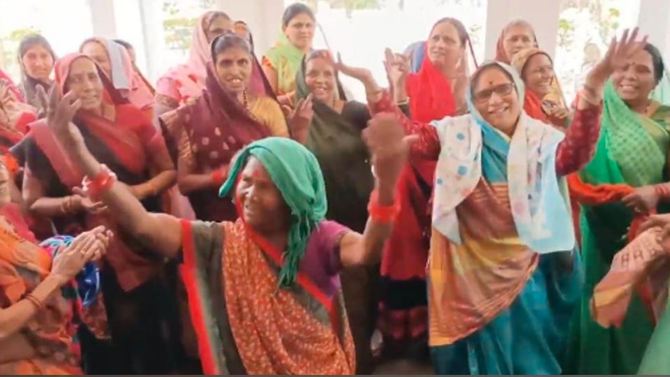 Unique protest in Khandwa: When the water crisis was not heard, women started dancing in the collector's office