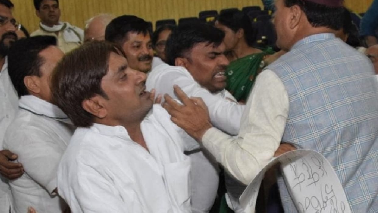Delhi: Aam Aadmi Party presented a censure motion against Adesh Gupta then both sides scuffle