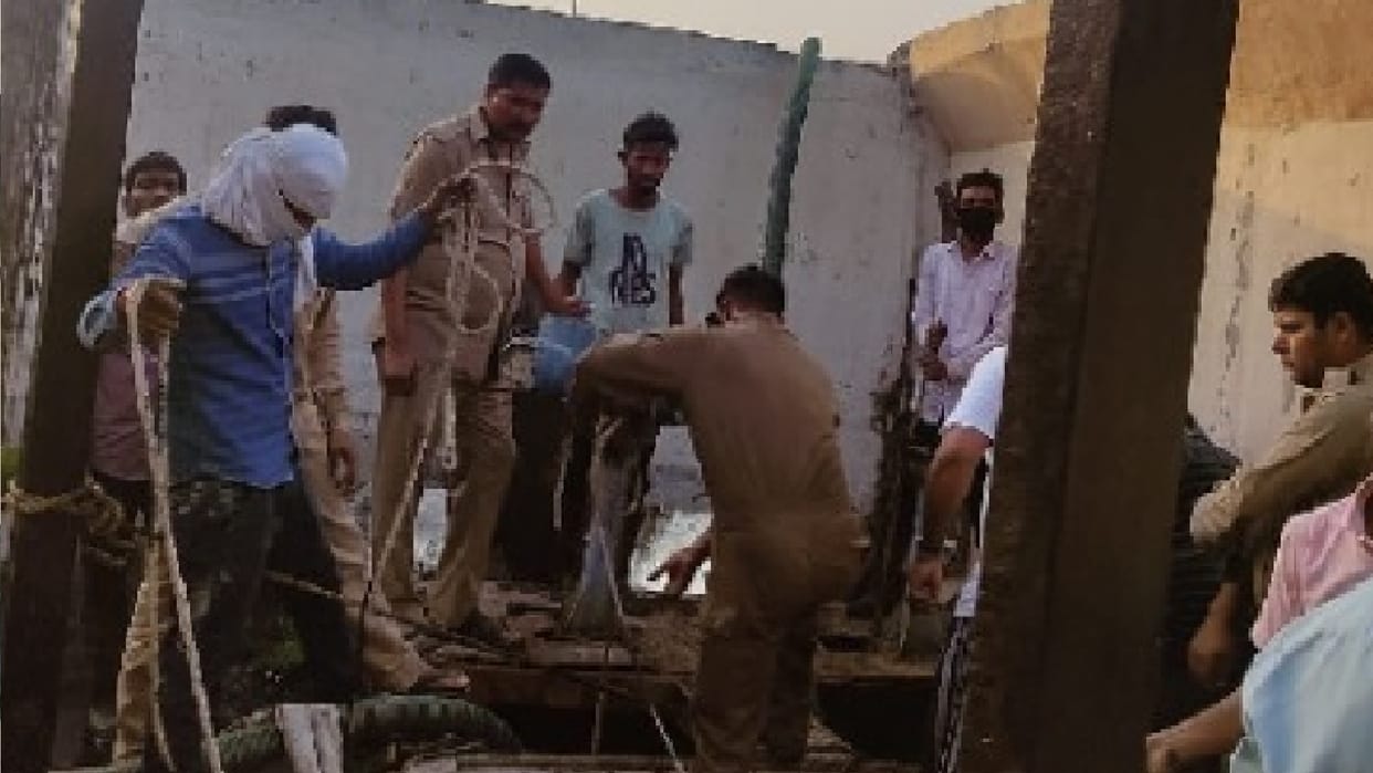 deaths in sewer in Delhi after getting trapped in sewer in Sanjay Gandhi Transport Nagar