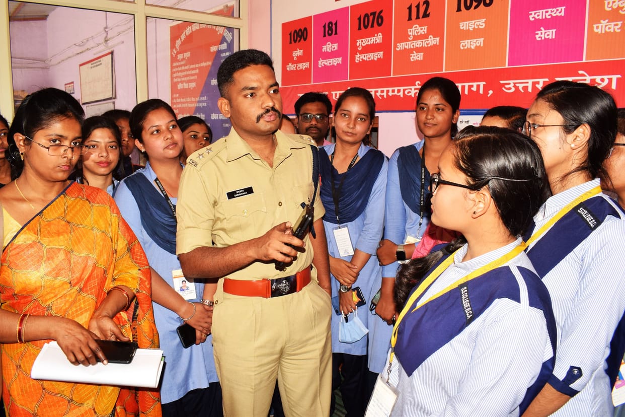 The girl students closely watched the work of the police